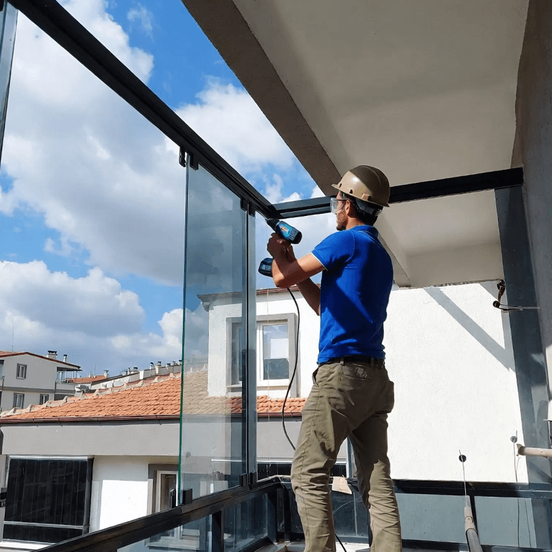 Balkonunuzu kapatıp panjurla tam koruma sağlar.